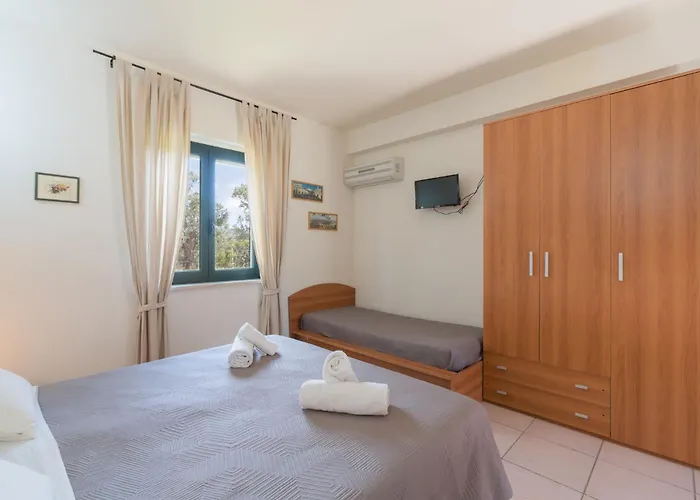 La Piana Degli Ulivi לינה וארוחת בוקר 4*