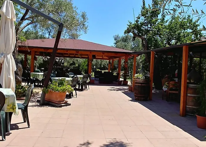 La Piana Degli Ulivi לינה וארוחת בוקר 4*